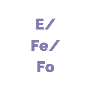 Cymraeg: 'E/Fe/Fo' mewn lafant ar gefndir gwyn. | English: 'E/Fe/Fo' in lavender on a white background.