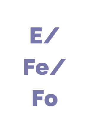 Cymraeg: 'E/Fe/Fo' mewn lafant ar gefndir gwyn. | English: 'E/Fe/Fo' in lavender on a white background.