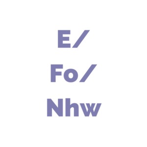 Cymraeg: 'E/Fo/Nhw' mewn lafant ar gefndir gwyn. | English: 'E/Fo/Nhw' in lavender on a white background.