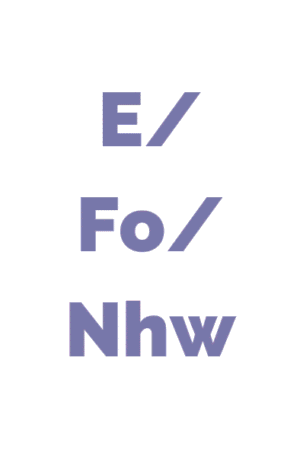 Cymraeg: 'E/Fo/Nhw' mewn lafant ar gefndir gwyn. | English: 'E/Fo/Nhw' in lavender on a white background.