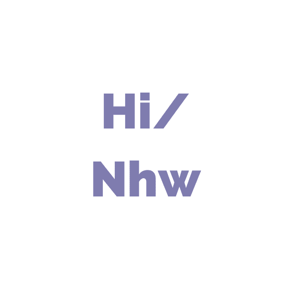 Cymraeg: 'Hi/Nhw' mewn lafant ar gefndir gwyn. | English: 'Hi/Nhw' in lavender on a white background.
