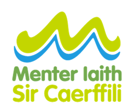 Logo Menter Iaith Caerffili, gyda thonau yn wyrdd a glas.